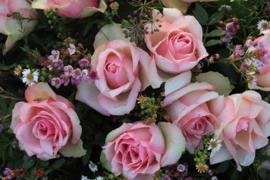 Çiçekli düğün aranjmanında büyük pembe güller