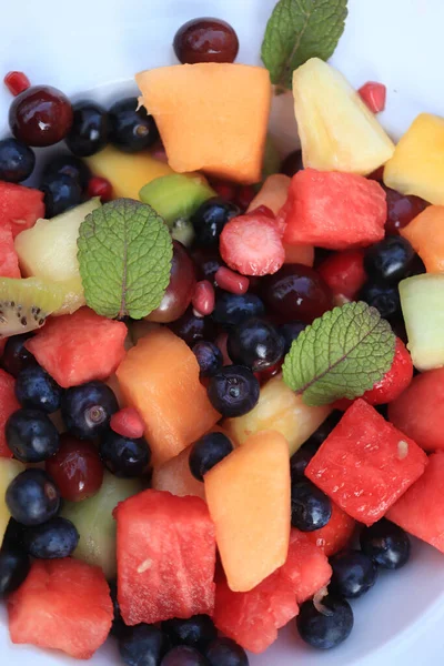 Salada Frutas Suculentas Frescas Cores Brilhantes Decorada Com Folhas Hortelã — Fotografia de Stock