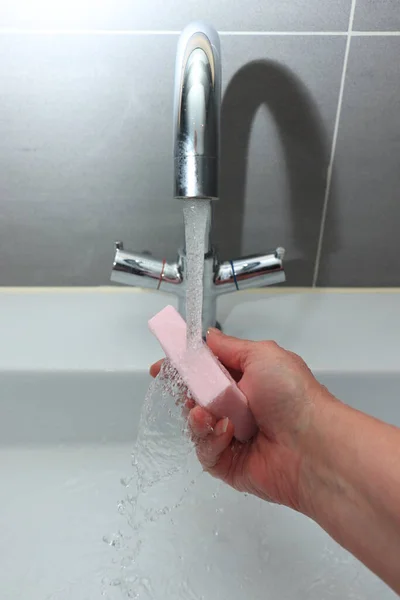 Kobieta Trzymająca Kawałek Mydła Mycia Rąk Higiena Jest Ważna Aby — Zdjęcie stockowe