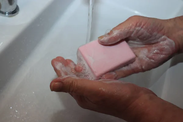 男人洗手 用肥皂擦拭 防止感染科罗纳病毒 卫生是阻止Covid 19污染的重要手段 — 图库照片