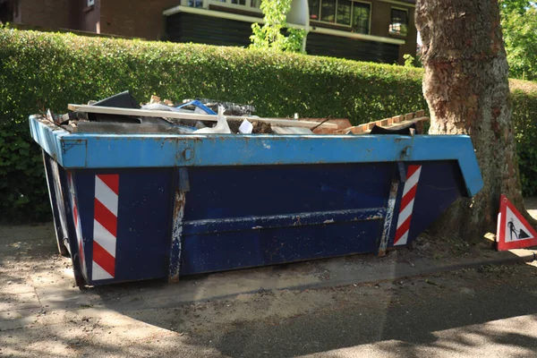 Beladener Müllcontainer Der Nähe Einer Baustelle Oder Hausrenovierung — Stockfoto