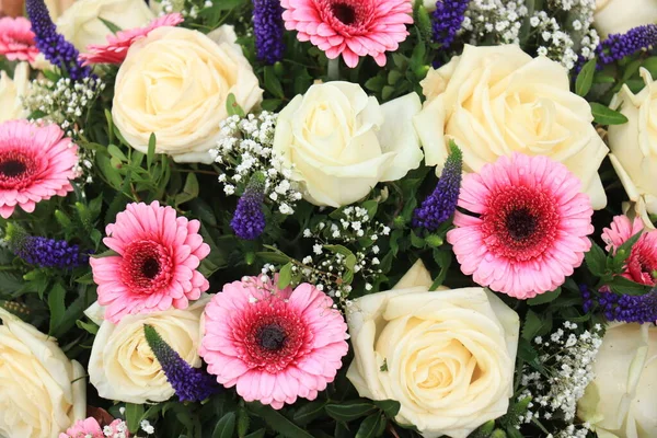 Weiße Rosen Und Rosa Gerberas Einem Großen Hochzeitsmittelstück — Stockfoto