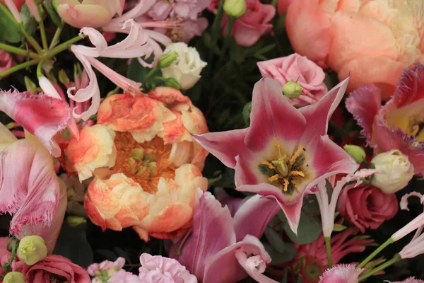 Vari Fiori Rosa Viola Una Disposizione Nozze Floreale — Foto Stock