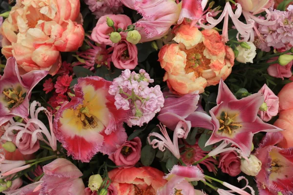 Különböző Rózsaszín Lila Virágok Egy Virágos Esküvői Elrendezésben — Stock Fotó