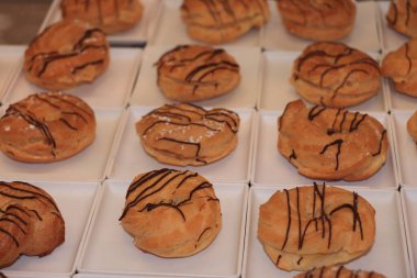 Profiteroller, kremayla dolu puf börekler, yolcu gemisi büfesinde sergileniyor.