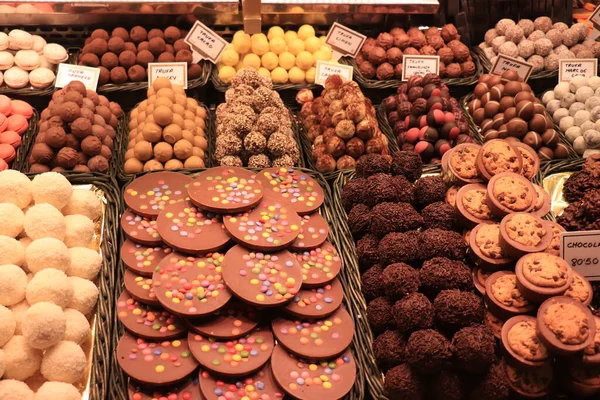 西班牙巴塞罗那市场上各种口味和形状的巧克力球和李子 — 图库照片