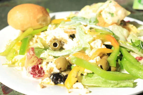 Uma Salada Mista Com Pão Prato — Fotografia de Stock