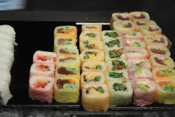 Japońskie Sushi Różnego Rodzaju Jasnych Kolorach Talerzu — Zdjęcie stockowe