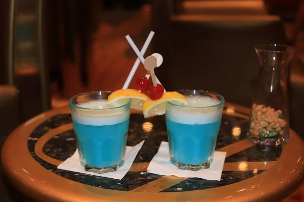 Großes Glas Mit Einem Blauen Cocktail Dekoriert Mit Einem Hölzernen — Stockfoto