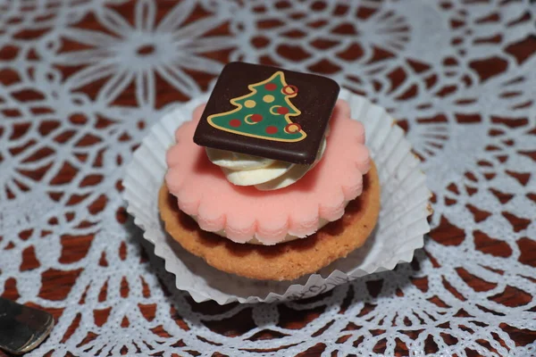 粉红圣诞糖果 杏仁和巧克力与圣诞主题装饰 — 图库照片