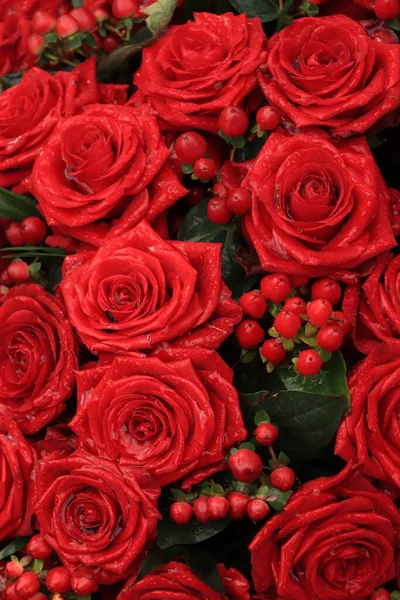 Μεγάλα Κόκκινα Τριαντάφυλλα Μια Σύνθεση Λουλουδιών Γάμου — Φωτογραφία Αρχείου