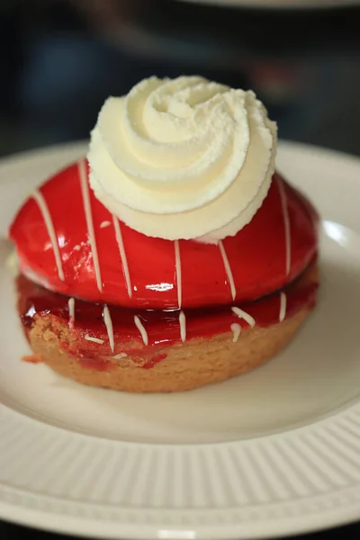 赤いベルベットのお菓子 ホイップクリーム — ストック写真