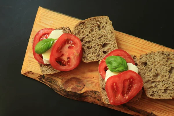 Taze Domatesli Talyan Caprese Sandviçleri Mozzarella Peyniri Basi — Stok fotoğraf