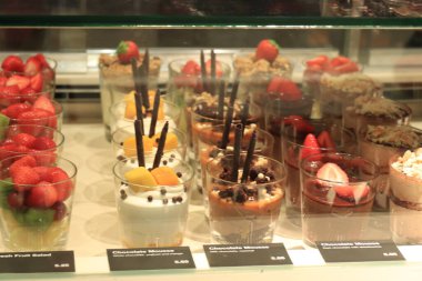 Bir mağaza vitrininde sergilenen yeni yapılmış lüks şekerlemeler.