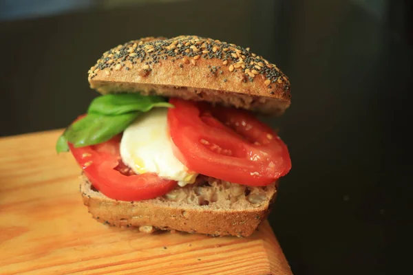 Taze Domatesli Talyan Caprese Sandviçleri Mozzarella Peyniri Basi — Stok fotoğraf