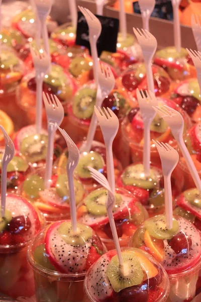 Saladas Frutas Frescas Misturadas Acondicionadas Recipientes Plástico Mercado — Fotografia de Stock