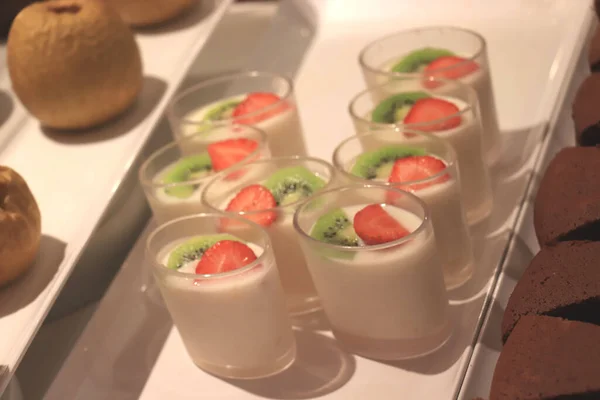 酸奶在游轮早餐自助餐时配上小杯 — 图库照片