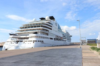 IJmuiden, Hollanda - 17 Haziran 2020: Felison Terminali 'nde Seabourn Ovation. Deniz yolculuğu, Covid 19 nedeniyle 2020 yazında iptal edildi.