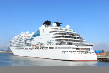 IJmuiden, Hollanda - 17 Temmuz 2020: Seabourn Ovation, Felison Terminali 'ne demirlemiştir. Dünya çapındaki Covid 19 salgını yüzünden kullanım dışı.