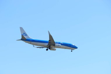 Amsterdam, Hollanda - 7 Ağustos 2020: PH-BXF KLM Hollanda Kraliyet Havayolları Boeing 737-800 Hollanda Schiphol Amsterdam Havalimanı 'ndaki Polderbaan pistine son yaklaşma