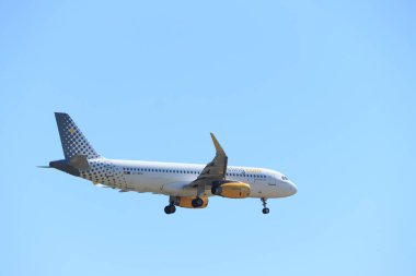 Amsterdam, Hollanda - 7 Ağustos 2020: EC-MKN Vueling Airbus A320, Hollanda 'nın Schiphol Amsterdam Havalimanı' ndaki Polderbaan pistine son yaklaşma