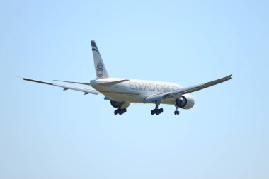 Amsterdam, Hollanda - 7 Ağustos 2020: A6-DDA Etihad Airways Boeing 777-FFX, Hollanda 'nın Schiphol Amsterdam Havalimanı' ndaki Polderbaan pistine son yaklaşma