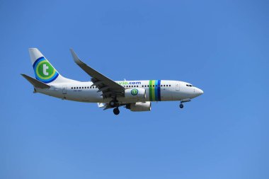 Amsterdam, Hollanda - 7 Ağustos 2020: Hollanda, Schiphol Amsterdam Havaalanı 'ndaki Polderbaan pistine son yaklaşma