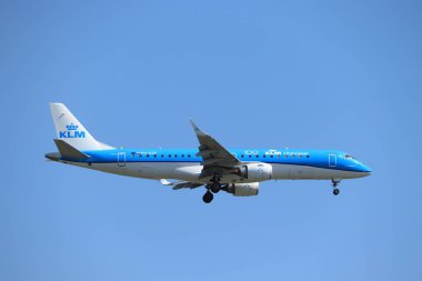 Amsterdam, Hollanda - 7 Ağustos 2020: Hollanda, Schiphol Amsterdam Havaalanı 'ndaki Polderbaan pistine son yaklaşma