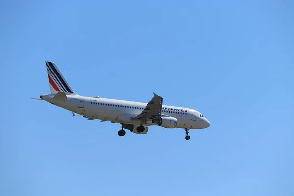 オランダのアムステルダム 2020年8月7日 Gkxt Air FranceエアバスA320オランダのスキポール空港のPolderbaan滑走路への最終的なアプローチ — ストック写真