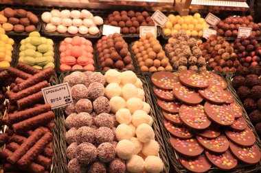 Barselona, İspanya 'da bir markette çikolatalı pralinler ve kurabiyeler.