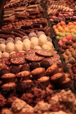 Barselona, İspanya 'da bir pazarda farklı renk ve şekillerde çikolatalı pralinler