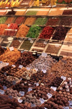 Barselona, İspanya 'da bir markette çikolatalı pralinler