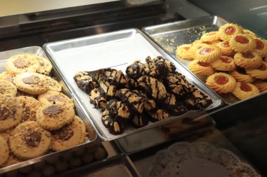 İtalyan dükkanında fındıklı ve çikolatalı çeşitli bisküviler