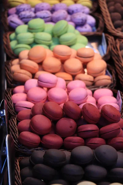 市场上的不同颜色和口味的马卡龙 — 图库照片
