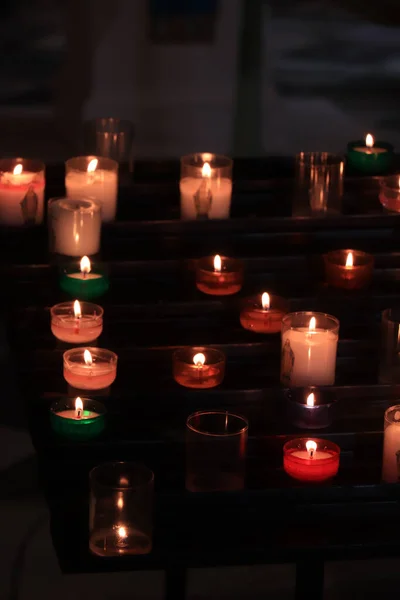 Velas Votivas Ardientes Una Iglesia Católica Romana —  Fotos de Stock