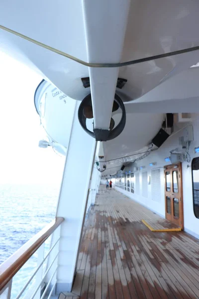 Ett Kryssat Fartyg Promenaddäck Med Teak Trägolv Och Hängande Säkerhetsfartyg — Stockfoto