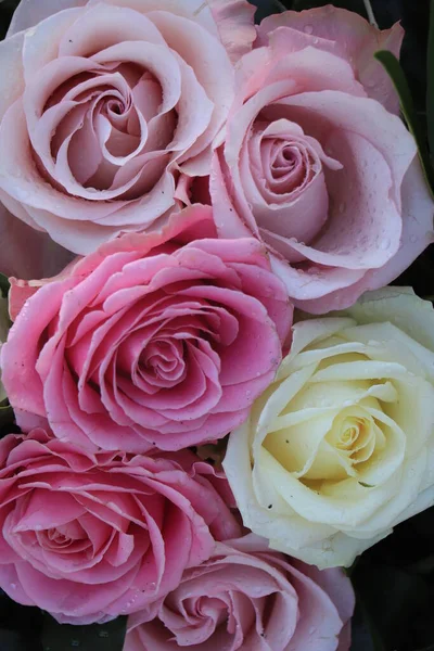 Rosa Lila Und Weiße Hochzeitsrosen Einem Floralen Hochzeitsarrangement — Stockfoto