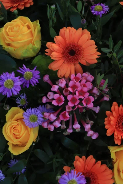 Arreglo Colorido Flores Nupciales Gerberas Naranjas Rosas Amarillas Astros Morados — Foto de Stock