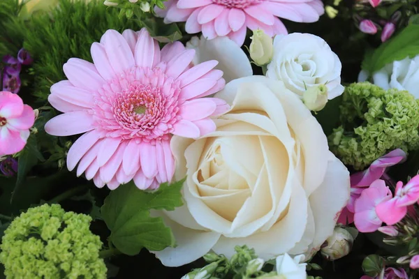 Roze Wit Gemengd Bloemstuk Rozen Gerbera — Stockfoto