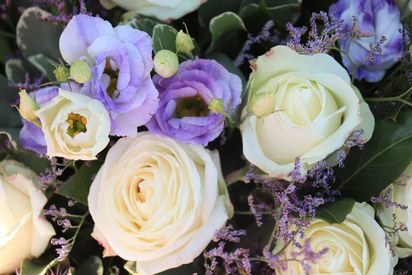 Weiße Und Violette Blumenarrangements Weiße Rosen Und Verschiedene Arten Von — Stockfoto