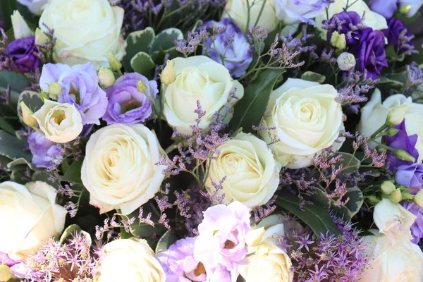 Arreglo Floral Blanco Púrpura Rosas Blancas Varios Tipos Flores Púrpuras —  Fotos de Stock