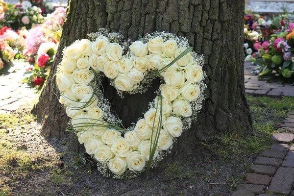 Kalp Şeklinde Bir Sempati Çiçeği Düzenlemesi Beyaz Güller — Stok fotoğraf