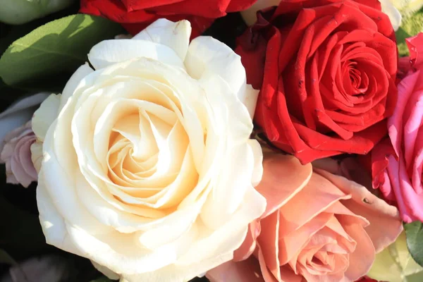 Arranjo Flores Com Rosas Laranja Lilás Vermelho Branco — Fotografia de Stock