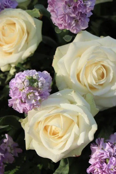 Rosas Blancas Flores Púrpuras Una Gran Pieza Central Boda — Foto de Stock