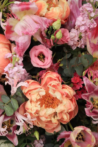 Różne Różowe Fioletowe Kwiaty Kwiatowej Aranżacji Ślubnej — Zdjęcie stockowe