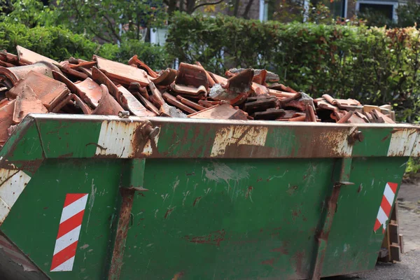 Lixeira Carregada Perto Canteiro Obras Renovação Casas — Fotografia de Stock