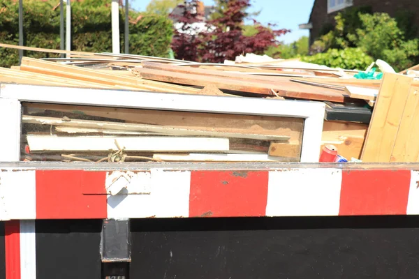 Beladener Müllcontainer Der Nähe Einer Baustelle Oder Hausrenovierung — Stockfoto
