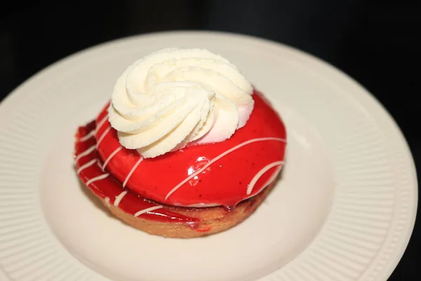 Pastelería Terciopelo Rojo Con Crema Batida — Foto de Stock