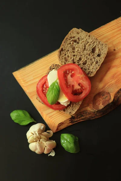 Italiaanse Caprese Sandwiches Met Verse Tomaten Mozzarella Kaas Basi — Stockfoto