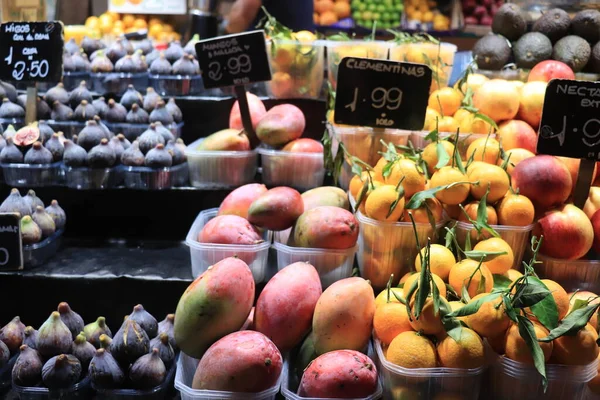 Verschillende Soorten Fruit Een Spaanse Markt Spaanse Tekst Tags Productnamen — Stockfoto